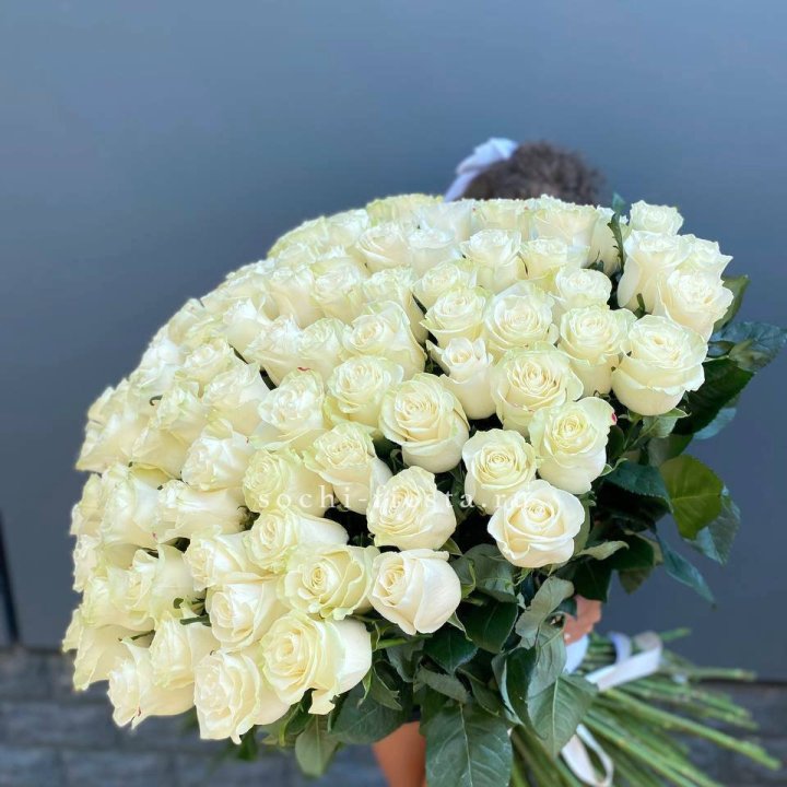 101 белая высокая роза в Туле