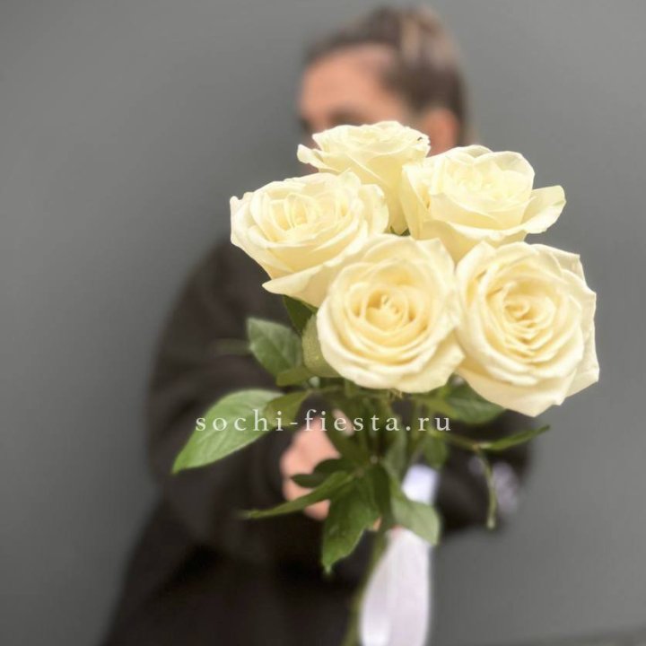 Букет 5 белых роз  в Туле