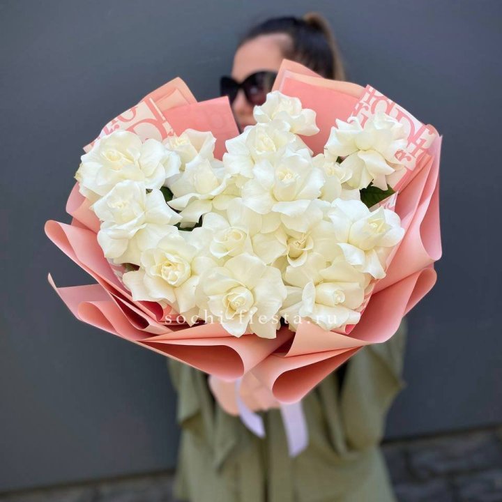 Белые розы "Аморе" в Туле