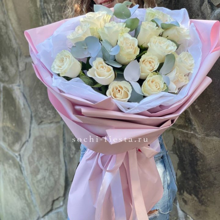 Белые розы в авторском оформлении в Туле