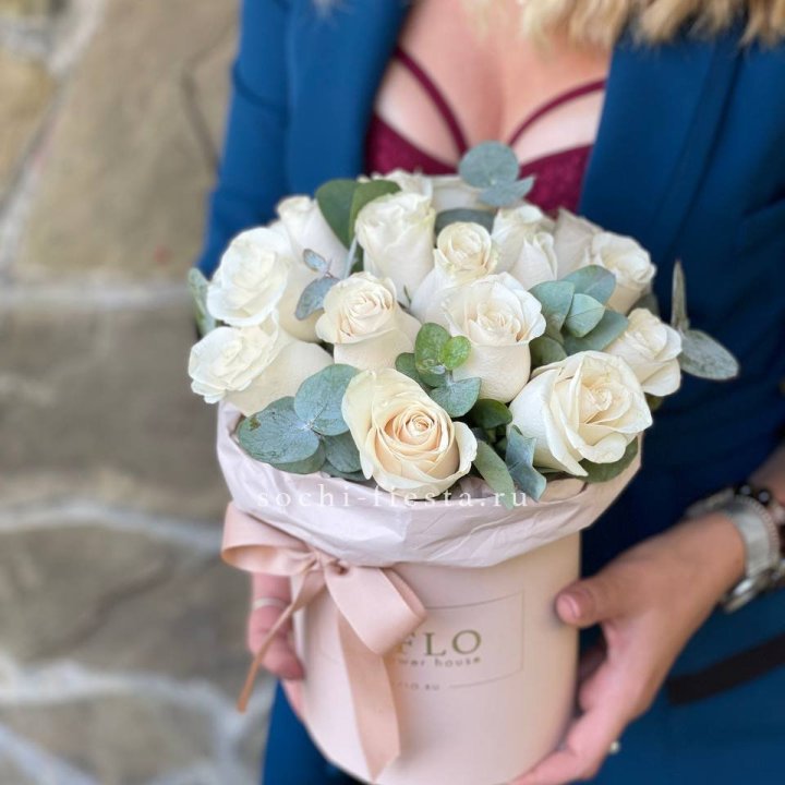 Цилиндр из белых роз в Туле