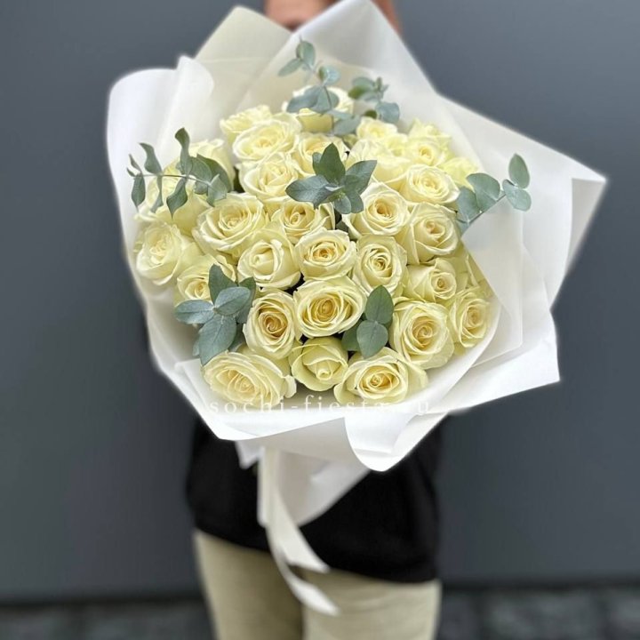 31 белая роза с эвкалиптом в Туле