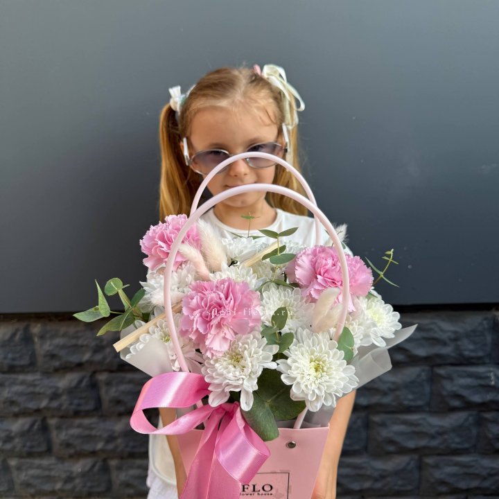 Сумочка из стойких хризантем и диантуса в Туле