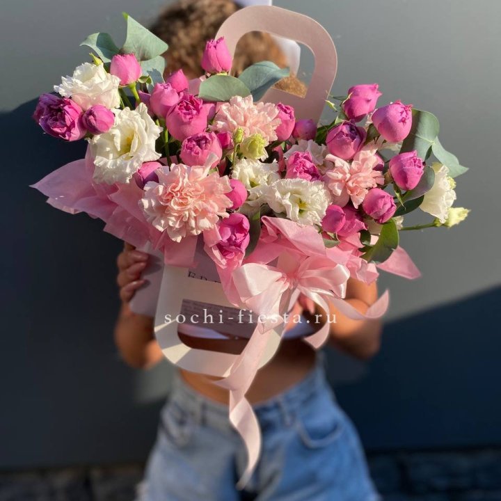 Сумочка с кустовой розой и диантусами в Туле