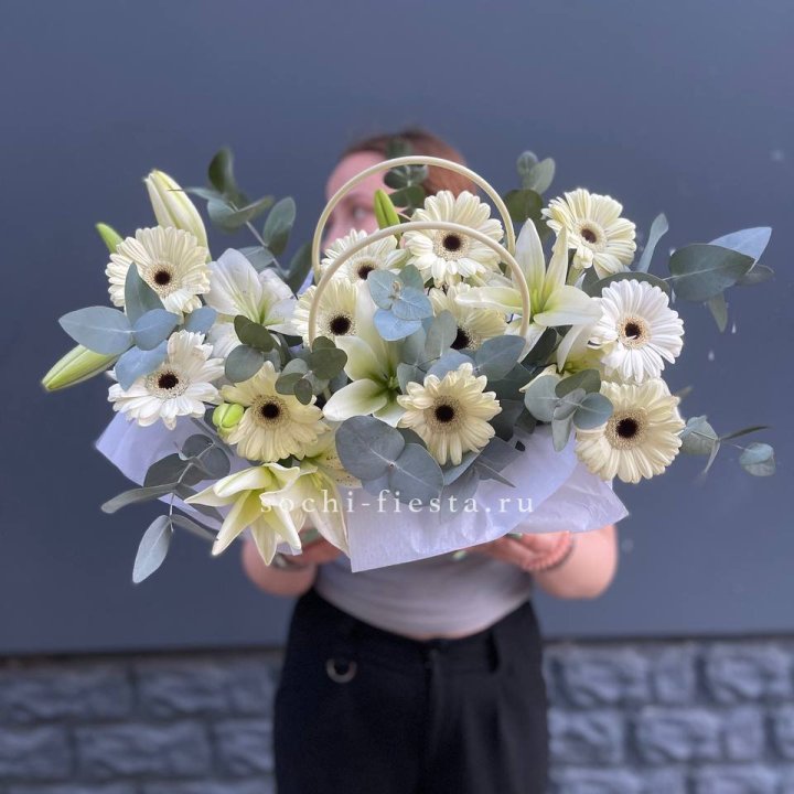 Сумочка лилии и герберы в Туле