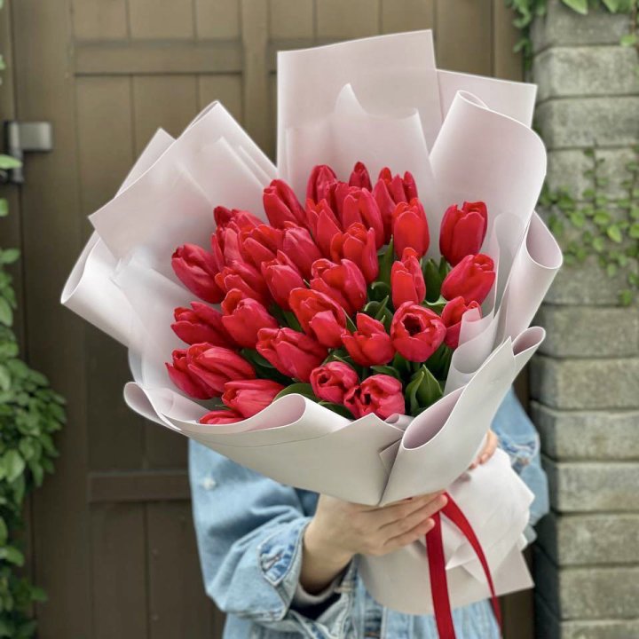 35 красных тюльпанов в Туле
